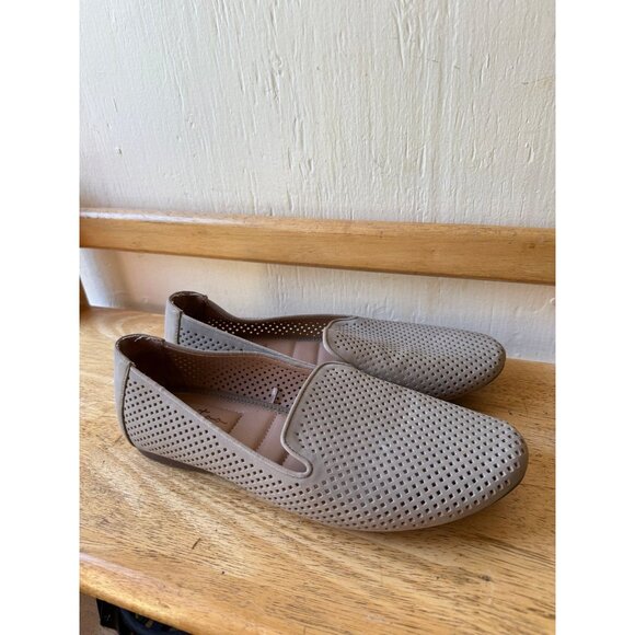 Me Too women’s size 10W tan flats - Picture 1 of 10